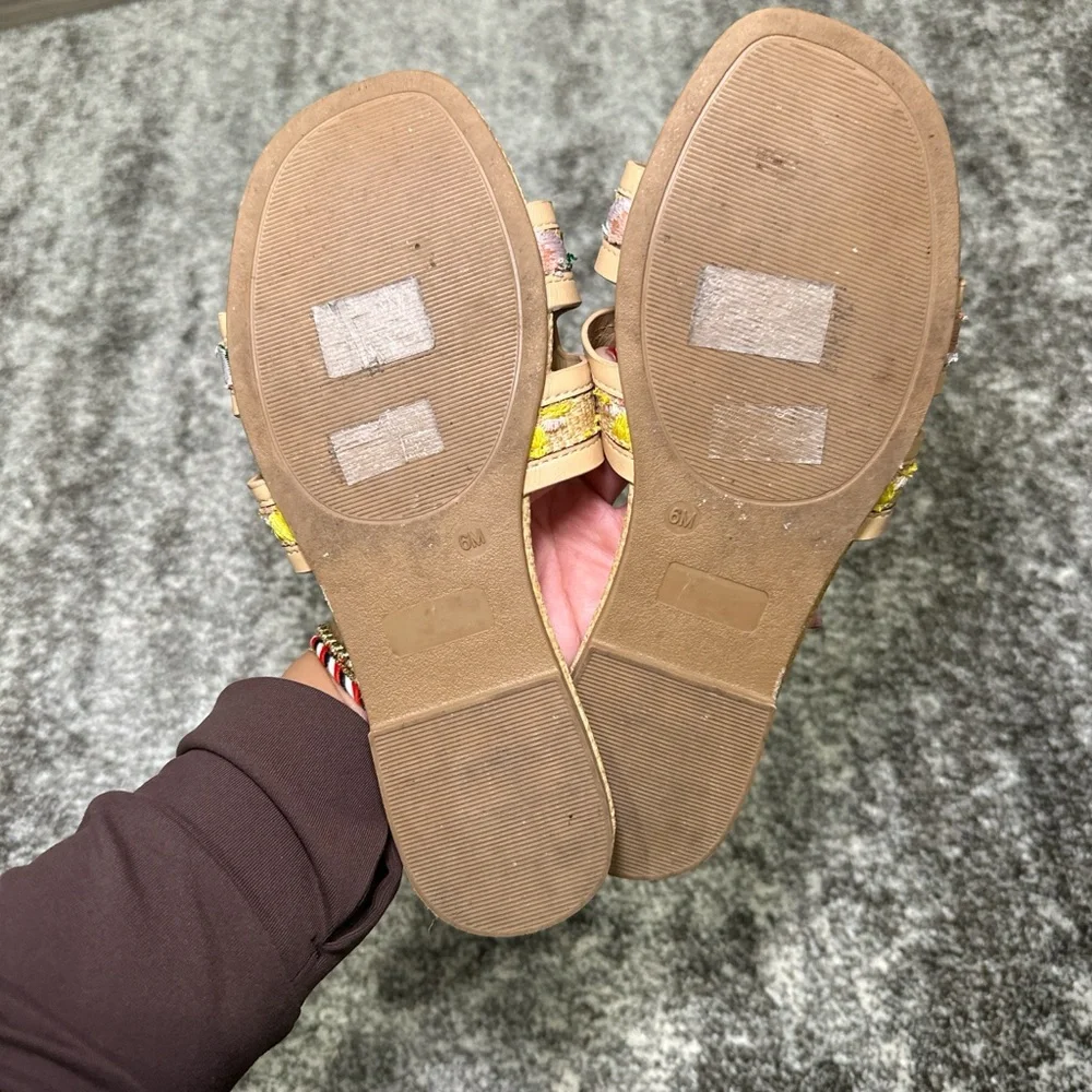 BAMBOO Tan Sandals with floral stitching - Picture 3 of 3